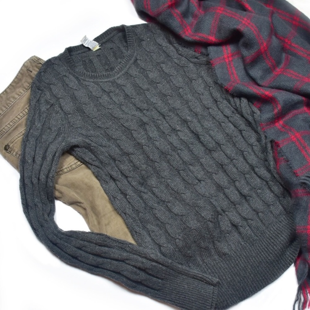 EUC Gap Crewneck Cable Knit Sweater. Size M.